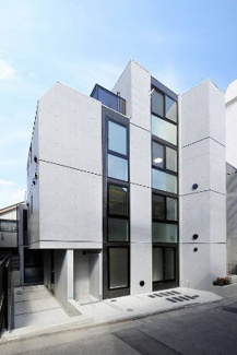 【外観】 | 鉄筋コンクリート造のがっちりとした建物。
