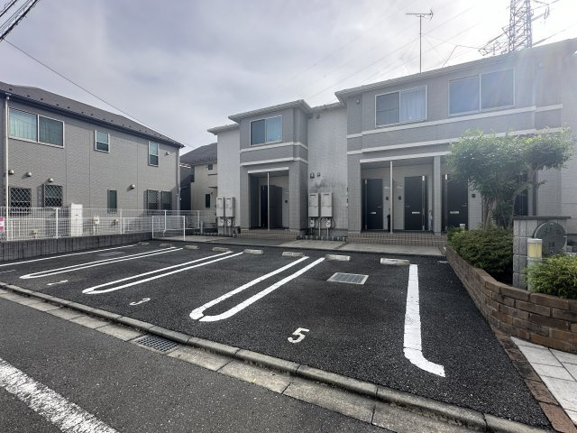 多摩市一ノ宮のアパートの駐車場