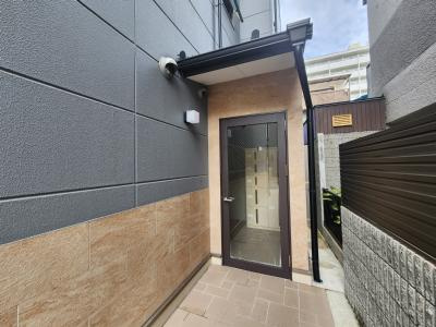 フラッティ天神川三条のエントランス