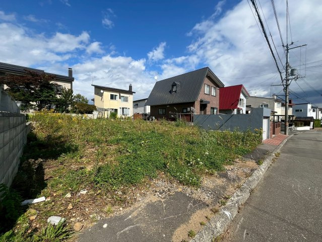 大曲柏葉2丁目[売土地]の前面道路含む現地写真|小学校まで徒歩2分、中学校まで徒歩10分でお子様の毎日の通学もラクラク安心！