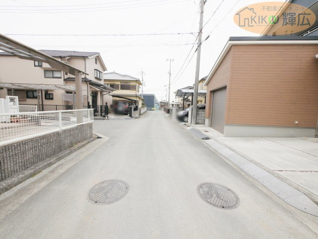 明石市魚住町清水　中古戸建の前面道路含む現地写真