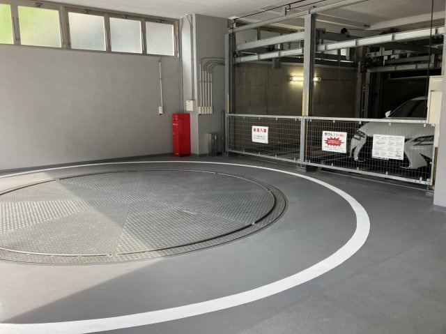 ローレルコート御所南の駐車場