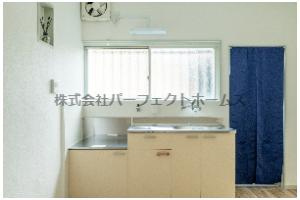 八幡市橋本糸ヶ上戸建　賃貸のキッチン|コンパクトなキッチンで掃除もラクラク