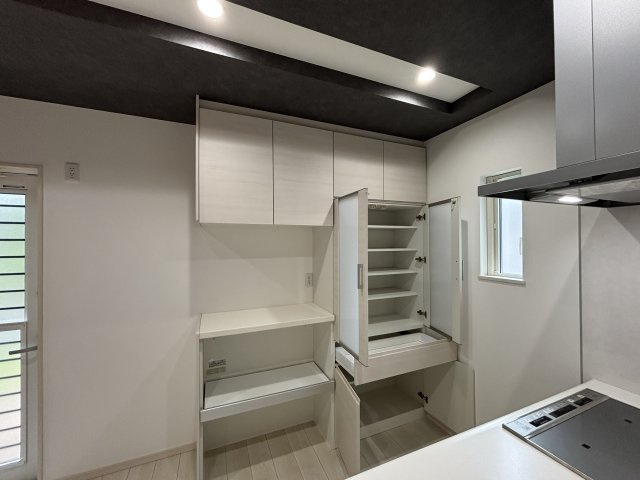 中古戸建　相田4丁目のキッチン|上部の吊り戸棚と下部収納で、使い分けも自由自在。キッチンに立つ時間がもっと楽しくなる設備です。