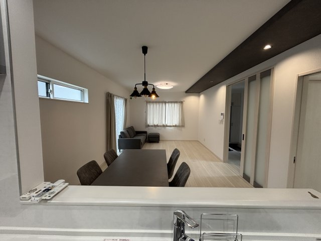 中古戸建　相田4丁目のキッチン|キッチンからリビングを一望できる間取り。家事をしながら家族の様子を見守れ、安心感と会話の弾む住空間です。