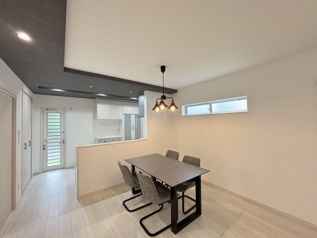 中古戸建　相田4丁目の居間・リビング|白×木目にダーク天井のアクセント。落ち着きと温かみのあるLDK。