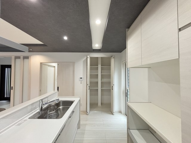 中古戸建　相田4丁目のキッチン|キッチン空間をすっきり保てる便利な収納です。
