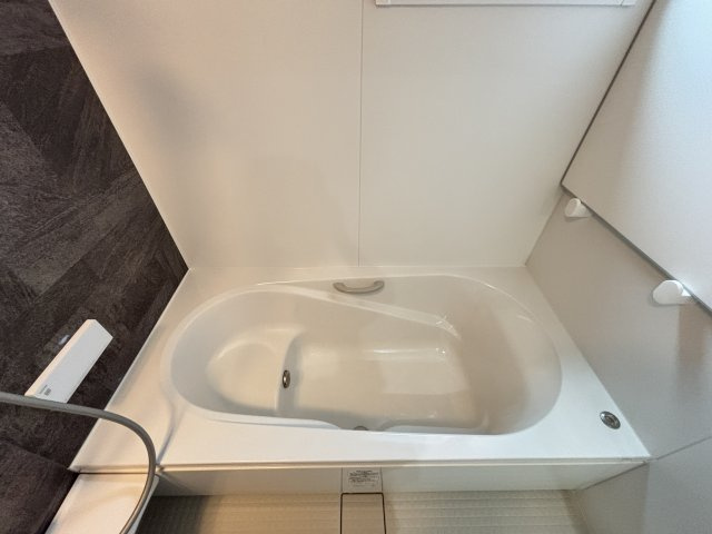 中古戸建　相田4丁目の浴室|ゆったり腰掛けて半身浴が楽しめるベンチ式浴槽。お子様との入浴にも安心なベンチ付きです。