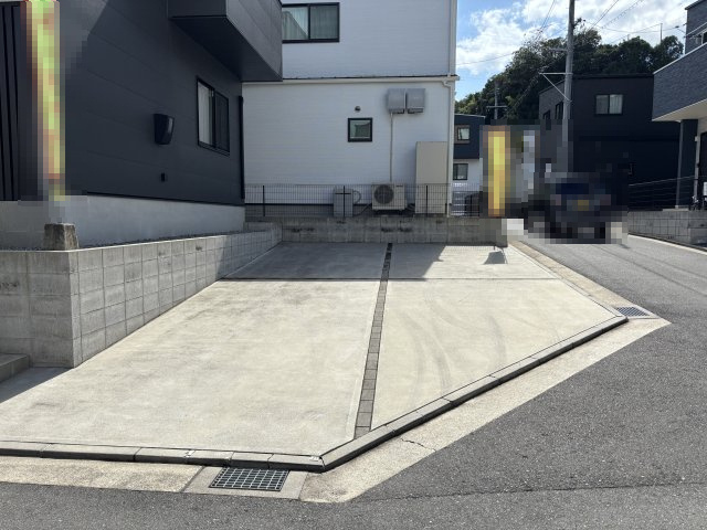 中古戸建　相田4丁目の駐車場|広々駐車場に4台分。車以外に自転車やバイクもゆったり置けます。