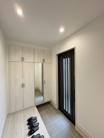 中古戸建　相田4丁目の玄関|家族の靴をたっぷり収納！玄関がいつでもすっきり片付く大容量シューズボックスです。