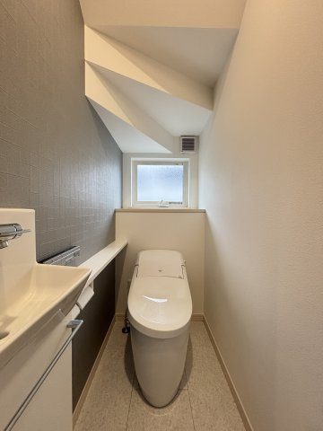 中古戸建　相田4丁目のトイレ|すっきりとしたデザインのトイレです。手洗い器を別に設けることで、より衛生的に、ゆとりのある空間を実現しています。
