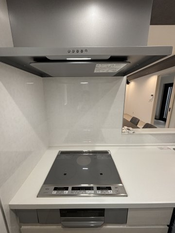 中古戸建　相田4丁目の設備|天板がフラットなので、サッとひと拭きするだけでお掃除完了。忙しい毎日でも、きれいなキッチンを簡単に保てます。