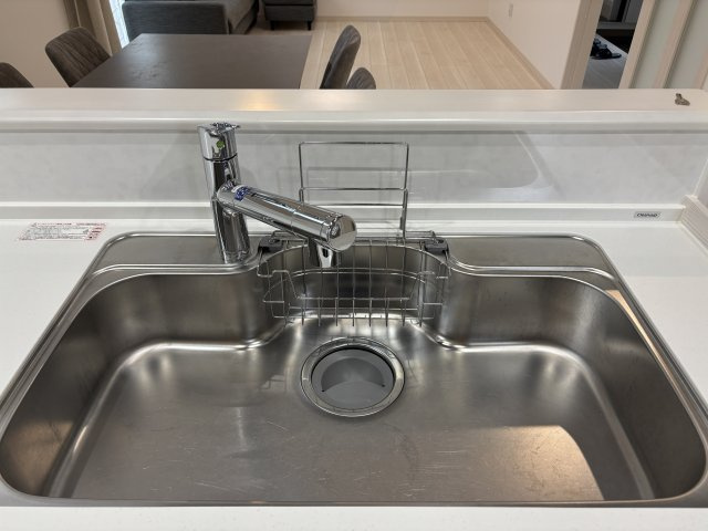 中古戸建　相田4丁目の設備|広々としたシンクは、大きなお鍋やフライパンも楽々洗えます。毎日の後片付けの負担を軽減し、家事をスムーズに。