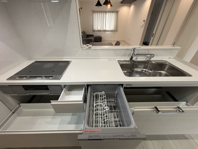 中古戸建　相田4丁目のキッチン|機能性とデザイン性を兼ね備えた、家族みんなが使いやすいキッチンです。快適な暮らしをサポートするこだわりの設備が魅力です。