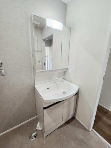 RESET HOUSE－リセットハウス－小倉南区葛原本町3丁目の独立洗面台|三面鏡付き洗面台で朝の身支度もラクラク♪
【小倉南区・リノベーション中古戸建】