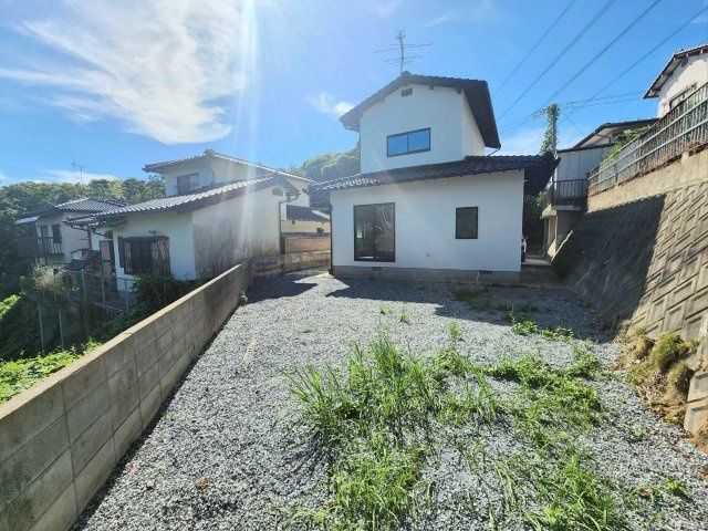 RESET HOUSE－リセットハウス－小倉南区葛原本町3丁目の庭|家の裏には広々お庭スペース♪ペットも飼えますね！！
【小倉南区・リノベーション中古戸建】