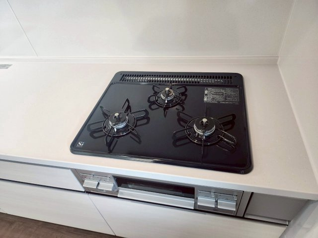 RESET HOUSE－リセットハウス－小倉南区葛原本町3丁目のキッチン|三口ガスコンロでお料理もラクラク♪
【小倉南区・リノベーション中古戸建】