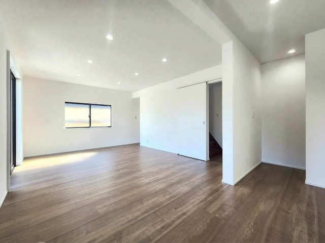 RESET HOUSE－リセットハウス－小倉南区葛原本町3丁目の居間・リビング|♪ダウンライト採用で照明の圧迫感をなくした空間に♪
【小倉南区・リノベーション中古戸建】