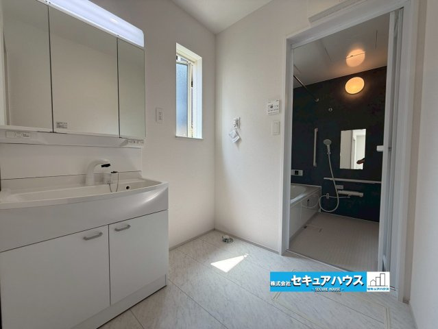 【今からご案内可能】刈谷市沖野町一丁目 全2棟の内観：施工例|【洗面台イメージ】
◆鏡の裏にはたっぷりと収納スペースを標準装備！
◆電源を付属しているのでドライヤーなど利用できます。