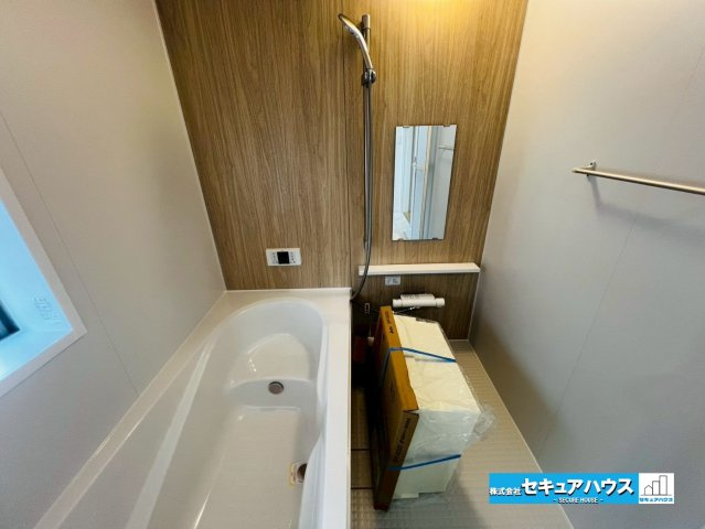 【今からご案内可能】刈谷市沖野町一丁目 全2棟の浴室|【浴室】
◆アクセントパネルで落ち着きのある雰囲気を演出します。毎日の疲れを癒やすバスタイムをお楽しみ下さい！
◆窓付きで、カビの繁殖を抑える効果があります。
◆追い炊き機能付きのオートバスです。　　