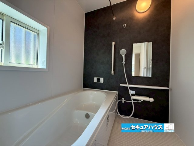 【今からご案内可能】刈谷市沖野町一丁目 全2棟の内観：施工例|【浴室イメージ】
◆アクセントパネルで落ち着きのある雰囲気を演出します。毎日の疲れを癒やすバスタイムをお楽しみ下さい！
◆窓付きで、カビの繁殖を抑える効果があります。