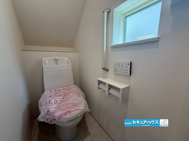 【今からご案内可能】刈谷市沖野町一丁目 全2棟の内観：施工例|【高機能トイレイメージ】
◆高機能トイレの多くは便器のフタの開閉が自動であり、使用後に手動で水を流す面倒もなく非常に便利です。スタイリッシュな見た目で、お掃除しやすく、節水効果が高いです。
