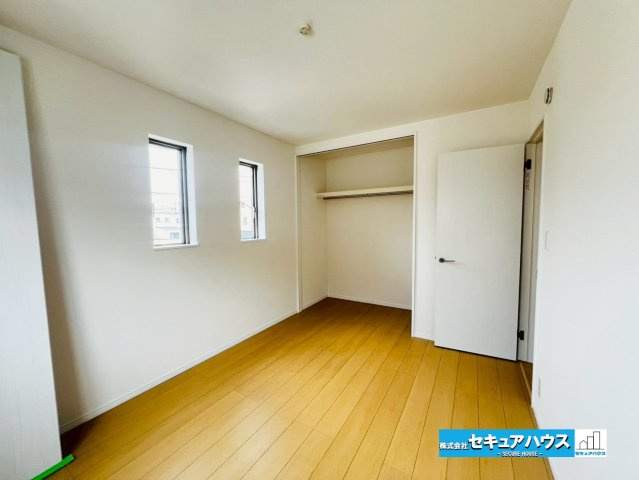 【今からご案内可能】刈谷市沖野町一丁目 全2棟の洋室|【洋室6帖】
◆家族一人ひとりの大切なプライベート空間。趣味に合わせて使って頂けるようシンプルに仕上げてあります。暮らし心地を大きく左右する収納を、適材適所に配置し使い勝手を考慮しました。　　　　　　