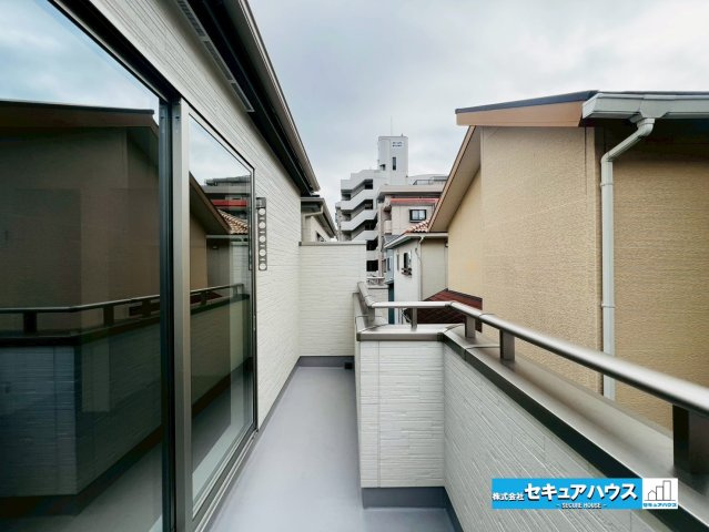【今からご案内可能】刈谷市沖野町一丁目 全2棟のバルコニー|【バルコニー】
◆見晴らしもよく、太陽の温かな温もりをめいっぱい受け止めてくれます。
太陽の光と爽やかな風を受けたお洗濯物はあっという間に乾き、取りこむ時には太陽の匂いを感じられそうですね。　　　　　