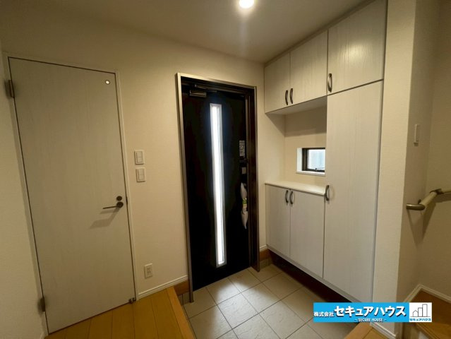 【今からご案内可能】刈谷市沖野町一丁目 全2棟の玄関|【玄関】
◆お家に出会う人々を迎える玄関だからこそ、広々清潔感あふれる空間にしたいものです。採光・通風にも配慮された設計で毎日明るい空間をキープします♪
◆ダブルロックキーで防犯面も安心です。　　　　