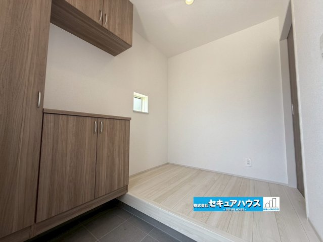 【今からご案内可能】刈谷市沖野町一丁目 全2棟の内観：施工例|【玄関イメージ】
◆お家に出会う人々を迎える玄関だからこそ、広々清潔感あふれる空間にしたいものです。採光・通風にも配慮された設計で毎日明るい空間をキープします♪
