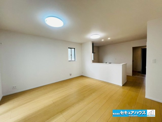 【今からご案内可能】刈谷市沖野町一丁目 全2棟の居間・リビング|【LDK16帖】
◆通学から帰宅し、リビングルームで会話を楽しむ子ども達。リビングから臨む景色は太陽色に染まり、解放感溢れゆったりとしたひと時を過ごすことが出来る素敵な空間です。　　　　　　　　　　　