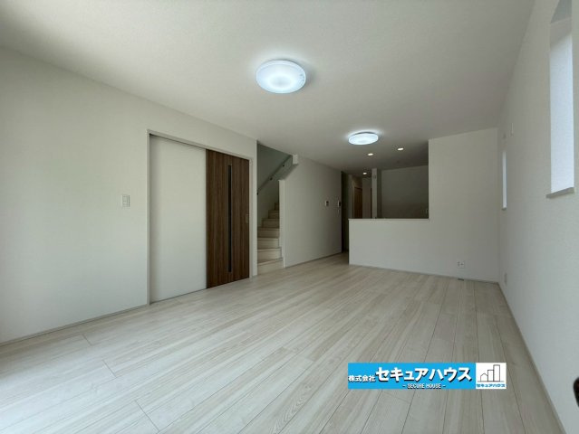 【今からご案内可能】刈谷市沖野町一丁目 全2棟の内観：施工例|【LDKイメージ】
◆通学から帰宅し、リビングルームで会話を楽しむ子ども達。リビングから臨む景色は太陽色に染まり、解放感溢れゆったりとしたひと時を過ごすことが出来る素敵な空間です。