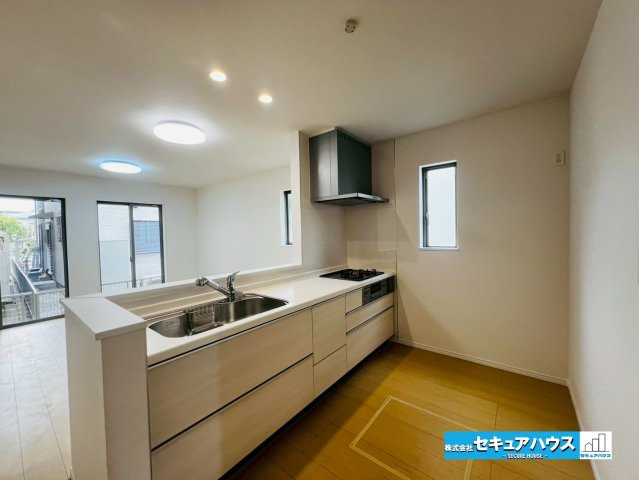 【今からご案内可能】刈谷市沖野町一丁目 全2棟のキッチン|【キッチン】
◆広々としたキッチンスペースのため家族で並んで料理することができます。
◆キッチンの窓は熱気や匂いを逃がしてくれるため役立ちます。
◆床下収納はお米や飲み物ストックを収納できるため便利♪