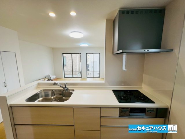 【今からご案内可能】刈谷市沖野町一丁目 全2棟のキッチン|【キッチン】
◆同時にたくさんの料理が調理できる3口コンロ。「焼く・蒸す・煮る」の工程を同時進行で進めることができるので、料理を素早く作ることができます。育児でバタバタ忙しいママに嬉しい♪　　　　　　
