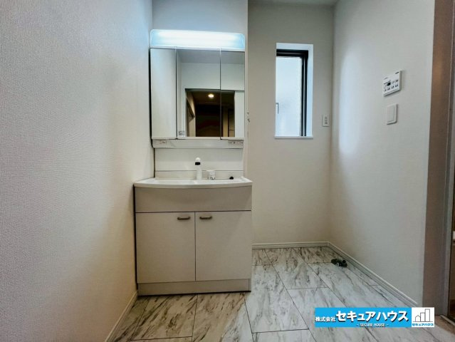 【今からご案内可能】刈谷市沖野町一丁目 全2棟の独立洗面台|【独立洗面台】
◆鏡の裏にはたっぷりと収納スペースを標準装備！
◆電源を付属しているのでドライヤーなど利用できます。
◆洗面台下にも収納スペースがあるため、洗剤やシャンプーのストックを入れられます。　