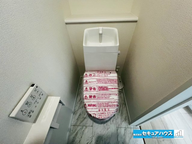 【今からご案内可能】刈谷市沖野町一丁目 全2棟のトイレ|【高機能トイレ】
◆高機能トイレの多くは便器のフタの開閉が自動であり、使用後に手動で水を流す面倒もなく非常に便利です。スタイリッシュな見た目で、お掃除しやすく、節水効果が高いです。
