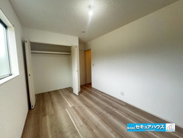 【今からご案内可能】刈谷市沖野町一丁目 全2棟の洋室|【洋室】
◆広々とした居住空間は日々の暮らしを彩り、心のやすらぎと満足感を与えてくれます。通風と採光を考慮した設計は子供たちはのびのび育ち、家族でくつろぎと団らんを生み出します。