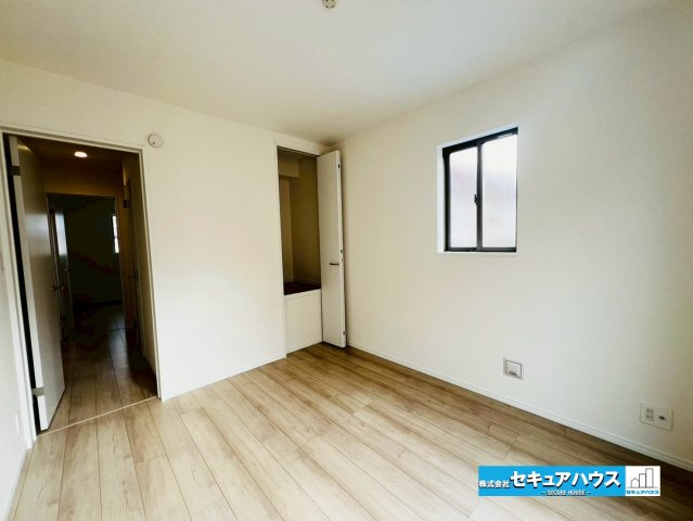 【今からご案内可能】刈谷市沖野町一丁目 全2棟の洋室|【洋室】
◆家族一人ひとりの大切なプライベート空間。趣味に合わせて使って頂けるようシンプルに仕上げてあります。暮らし心地を大きく左右する収納を、適材適所に配置し使い勝手を考慮しました。　