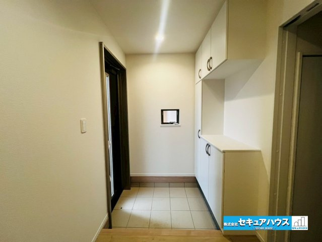 【今からご案内可能】刈谷市沖野町一丁目 全2棟の玄関|【玄関】
◆お家に出会う人々を迎える玄関だからこそ、広々清潔感あふれる空間にしたいものです。採光・通風にも配慮された設計で毎日明るい空間をキープします♪