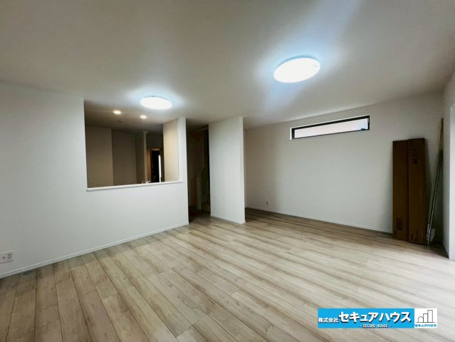 【今からご案内可能】刈谷市沖野町一丁目 全2棟の居間・リビング|【LDK】
◆通学から帰宅し、リビングルームで会話を楽しむ子ども達。リビングから臨む景色は太陽色に染まり、解放感溢れゆったりとしたひと時を過ごすことが出来る素敵な空間です。