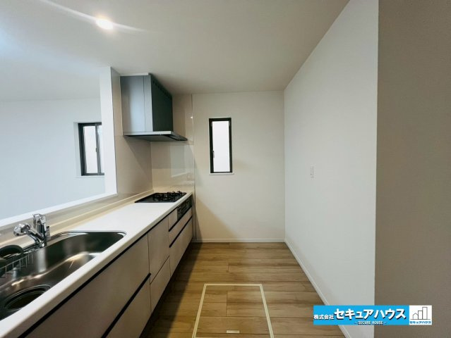 【今からご案内可能】刈谷市沖野町一丁目 全2棟のキッチン|【キッチン】
◆広々としたキッチンスペースのため家族で並んで料理することができます。