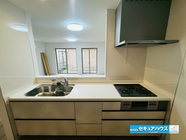 【今からご案内可能】刈谷市沖野町一丁目 全2棟のキッチン|【キッチン】
◆同時にたくさんの料理が調理できる。「焼く・蒸す・煮る」の工程を同時進行で進めることができるので、料理を素早く作ることができます。育児でバタバタ忙しいママに嬉しい♪