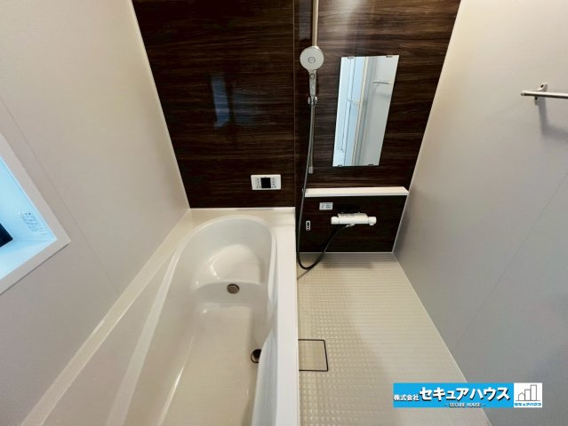 【今からご案内可能】刈谷市沖野町一丁目 全2棟の浴室|【浴室】
◆アクセントパネルで落ち着きのある雰囲気を演出します。毎日の疲れを癒やすバスタイムをお楽しみ下さい！
◆窓付きで、カビの繁殖を抑える効果があります。