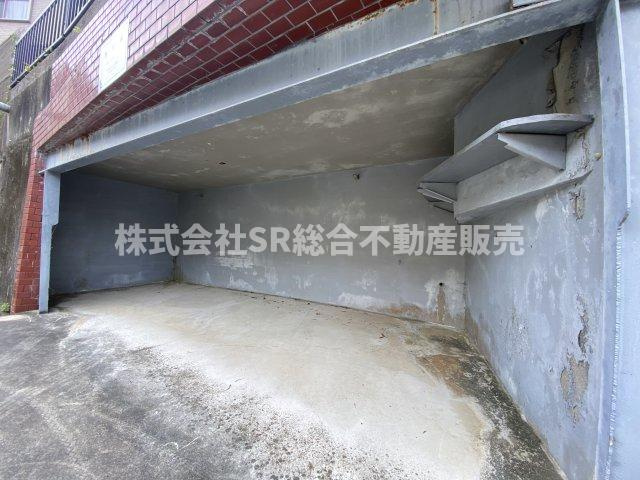 東豊浦町中古戸建の駐車場|高さ・1.47ｍ　幅・1.9ｍ　全長・4.1ｍの車庫です！使わない場合、自転車・バイク置場にできます！