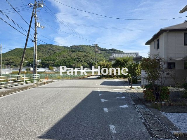 香南市野市町西野　中古戸建ての前面道路含む現地写真