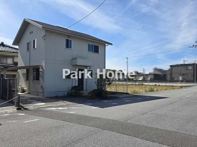 香南市野市町西野　中古戸建ての前面道路含む現地写真