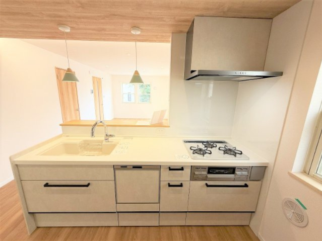 【キッチン】 | 【仲介手数料２７０万円が無料！！】■フルリフォーム済■おしゃれなデザイン空間 | 【諸費用２７０万円ＯＦＦです！！】
■フルリフォーム済！
■おしゃれなデザインの空間！
■陽当り良好！
■３ＬＤＫ＋車庫
■高台
■内覧可