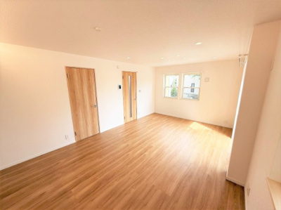 【居間・リビング】 | 【仲介手数料２７０万円が無料！！】■フルリフォーム済■おしゃれなデザイン空間 | 【諸費用２７０万円ＯＦＦです！！】
■フルリフォーム済！
■おしゃれなデザインの空間！
■陽当り良好！
■３ＬＤＫ＋車庫
■高台
■内覧可