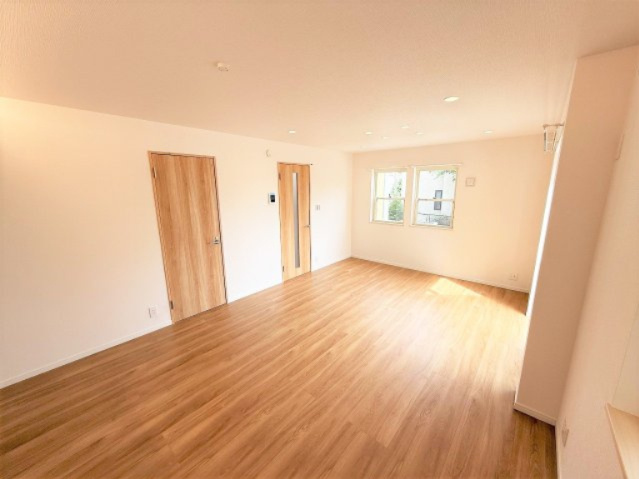 【居間・リビング】 | 【仲介手数料２７０万円が無料！！】■フルリフォーム済■おしゃれなデザイン空間 | 【諸費用２７０万円ＯＦＦです！！】
■フルリフォーム済！
■おしゃれなデザインの空間！
■陽当り良好！
■３ＬＤＫ＋車庫
■高台
■内覧可