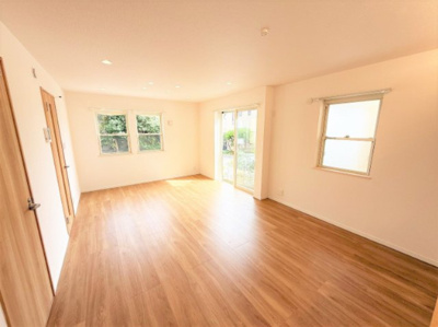 【居間・リビング】 | 【仲介手数料２７０万円が無料！！】■フルリフォーム済■おしゃれなデザイン空間 | 【諸費用２７０万円ＯＦＦです！！】
■フルリフォーム済！
■おしゃれなデザインの空間！
■陽当り良好！
■３ＬＤＫ＋車庫
■高台
■内覧可